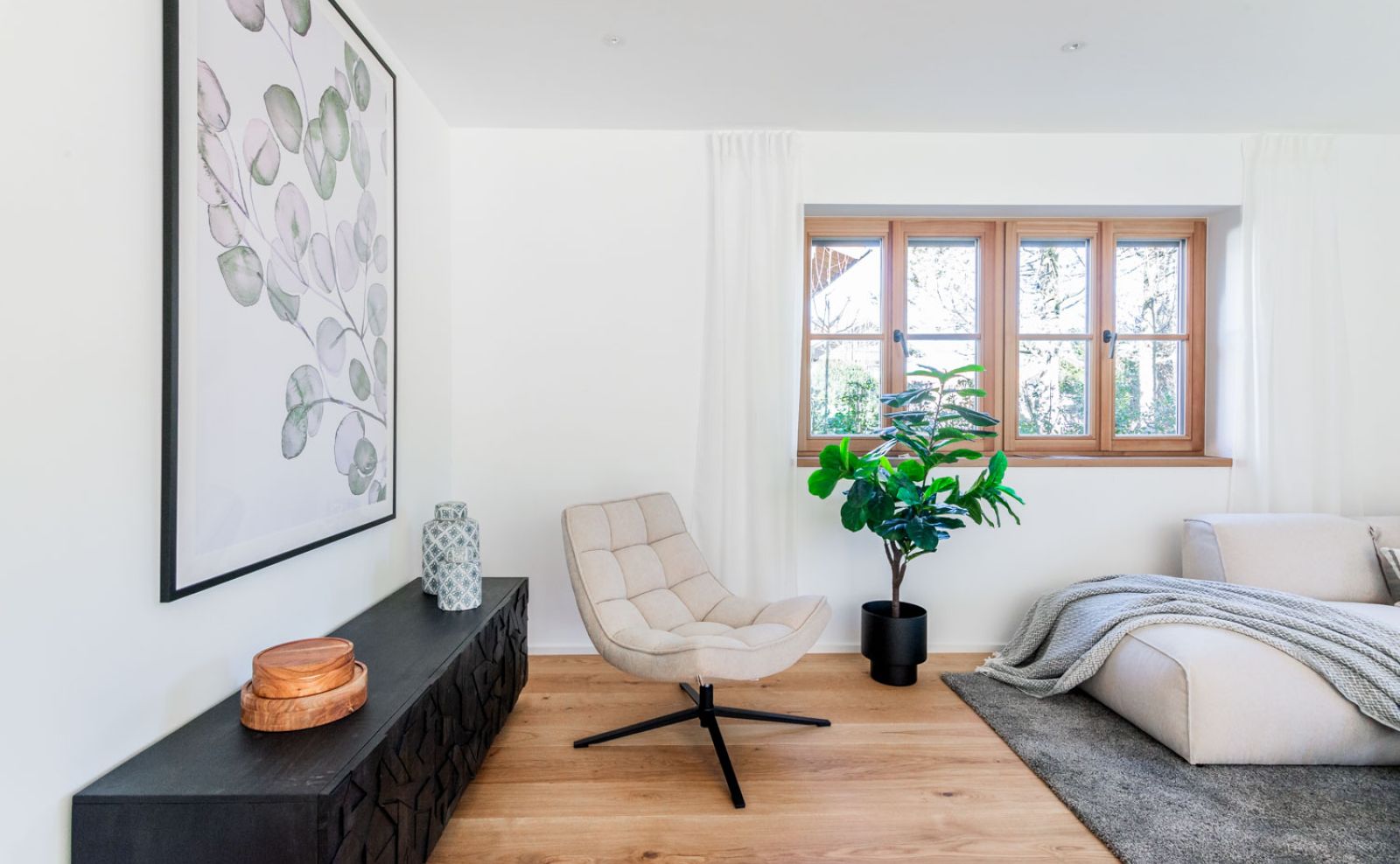 Gemütliche Sitzecke mit eleganter Farbabstimmung von Maler Monti in einem Neubau in Tegernsee