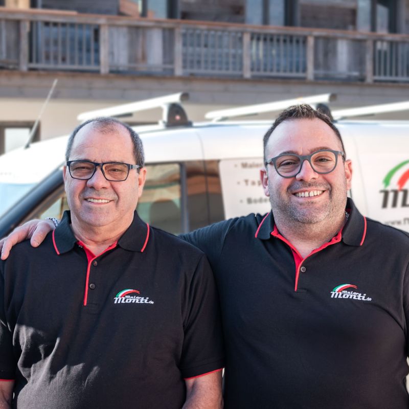 Maler Andrea Monti und Firmengründer Antonio Monti vor einem Firmenwagen