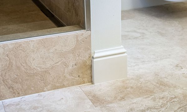 Profilleiste von Maler Monti in einem Badezimmer am Tegernsee zwischen Dusche und Fliesenboden