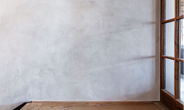 Innenwand verspachtelt von Maler Monti in heller Betonoptik in einem Haus am Tegernsee